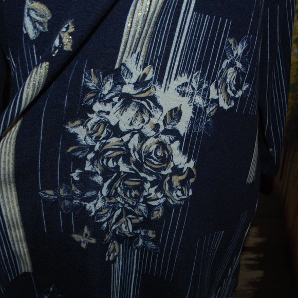 3/$30 - Navy, White & Gold Peekaboo Top - L - Picture 4 of 13